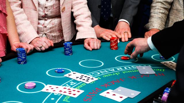 Blackjack: Online or Offline?