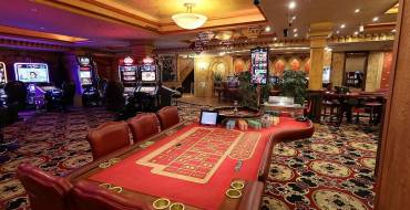 Admiral Casino Akropolis Vilnius: A spacious room with games