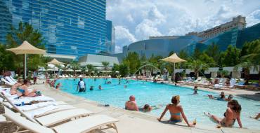 Aria Resort & Casino Las Vegas: Vacationing by the pool