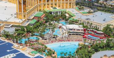 Mandalay Bay Resort & Casino: Atrium pools